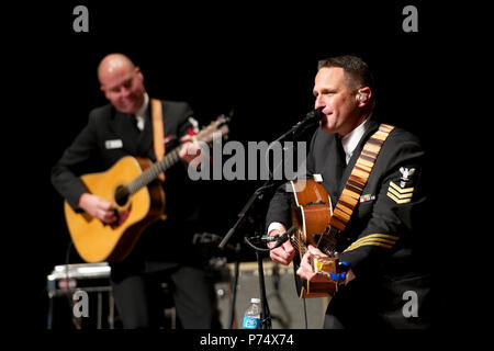 OXFORD, Mississippi (sept. 14, 2014) 1ère classe musicien Kenny Ray Horton, de Rocky Comfort, Mo., effectue avec la Marine américaine à l'actuel pays bande Gertrude C. Ford Center for the Performing Arts à l'Université du Mississippi à Oxford, Mississippi, actuel pays basé à Washington, est sur un 15-day tour de six membres. Banque D'Images