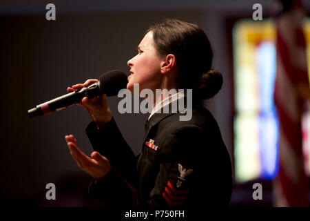 MACON, ga (fév. 22, 2015) Musicien 1ère classe Antje agriculteur, de Redmond, Washington, effectue au cours d'une bande marine chalumeaux mer performance à Willingham Auditorium de Mercer University à Macon, Ga la U.S. Navy Band chalumeaux mer chorus est sur un 19-tour de ville du sud-est des États-Unis Banque D'Images