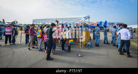 Singapour - Feb 10, 2018. Les visiteurs et les soldats marche à Air Base à Changi, Singapour. Banque D'Images
