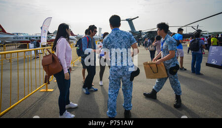 Singapour - Feb 10, 2018. Les visiteurs et les soldats marche à Air Base à Changi, Singapour. Banque D'Images