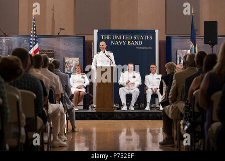 WASHINGTON (24 juillet 2015) Directeur du personnel de la Marine Le Vice-amiral James Caldwell parle lors de la cérémonie de la Retraite du Capitaine Brian Walden. Le capitaine Walden était le commandant de l'United States Navy Band et a pris sa retraite après 35 années de service. Banque D'Images