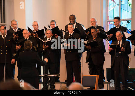 ANNANDALE, VIRGINIA (30 octobre 2016) Premier maître de Casey Campbell, gauche, conduit les hommes de la Marine américaine au cours de la mer bande chalumeaux chorus leur 60ème anniversaire les concerts qu'ils effectuent la mer traditionnel chanteys. La mer chalumeaux ont célébré leur 60e anniversaire iin Annandale, Virginia, avec un concert mettant en vedette les anciens de ce groupe. Le chœur a été formé comme un groupe d'hommes en 1956 et chargé de perpétuer les chansons de la mer. En 1980, le groupe a ajouté les femmes à leurs rangs et ont élargi leur répertoire pour y inclure tout, de Brahms à Broadway. Banque D'Images