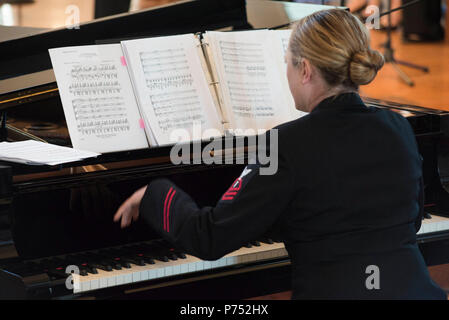 ANNANDALE, VIRGINIA (30 octobre 2016) Premier maître de Caroline Evans accompagne la U.S. Navy Band chalumeaux Mer pendant leur chorus' 60e anniversaire concert. La mer chalumeaux ont célébré leur 60e anniversaire avec un concert à Annandale, Virginia, avec les anciens de la groupe. Le chœur a été formé comme un groupe d'hommes en 1956 et chargé de perpétuer les chansons de la mer. En 1980, le groupe a ajouté les femmes à leurs rangs et ont élargi leur répertoire pour y inclure tout, de Brahms à Broadway. Banque D'Images