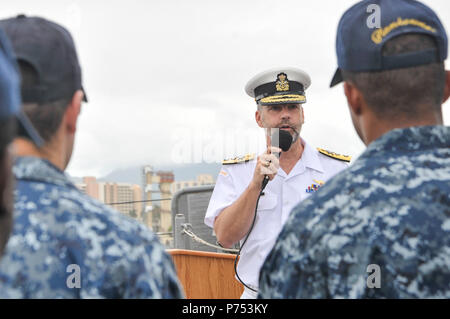 PEARL HARBOR (26 mai 2015) Royal Canadian Navy Adm arrière. William Truelove, commandant des Forces maritimes du Pacifique (FMAR(P), prononce une allocution aux marins stationnés à bord du destroyer lance-missiles USS Michael Murphy (DDG 112) at Joint Base Harbor-Hickam Pearl. Au cours de sa visite à bord, Michael Murphy, Truelove a présenté l'arrière Adm. Rick Williams, commandant de la région marine d'Hawaï et du Pacifique au milieu du groupe de Surface de la marine, et le Cmdr. Todd E. Hutchison, commandant de Michael Murphy, avec la mention élogieuse des Forces canadiennes à l'. La mention m'a été donnée en reconnaissance pour les efforts de redressement il Banque D'Images