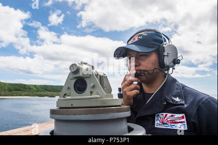 APRA HARBOUR, Guam (Aug. 10, 2015) Quartier-maître de 3e classe Christina Casillas, de San Antonio, Texas, parle à travers un téléphone sous tension tout en prenant un roulement de navigation sur le pont de la classe Arleigh Burke destroyer lance-missiles USS Fitzgerald (DDG 62) que le navire quitte Apra Harbour à la suite d'un ravitaillement en carburant. Fitzgerald est en patrouille dans la zone de responsabilité de la 7ème flotte soutenir la sécurité et la stabilité dans la région du Pacifique-Indo-Asia. Banque D'Images