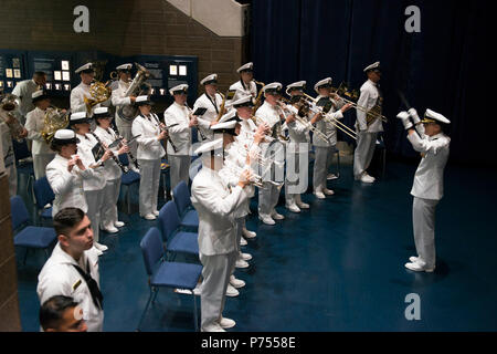 ANNAPOLIS (18 septembre 2015) Le Commandant Ken Collins dirige la bande de cérémonie de la Marine américaine au cours d'une retraite anticipée et cérémonie de passation de commandement tenue dans Alumni Hall à la U.S. Naval Academy où Adm. John Richardson est devenu le 31e Chef des opérations navales. Banque D'Images