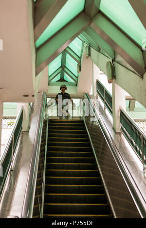 Un soldat thaïlandais gardant entrée de station du skytrain au cours de coup d'État militaire, Bangkok, Thaïlande Banque D'Images