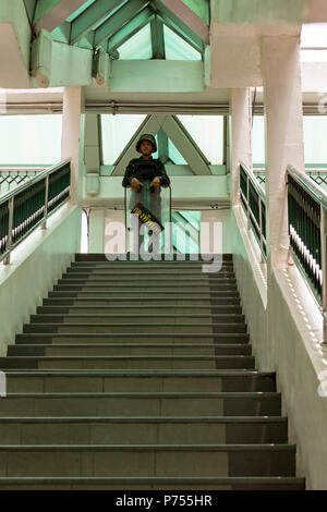 Un soldat thaïlandais gardant entrée de station du skytrain au cours de coup d'État militaire, Bangkok, Thaïlande Banque D'Images