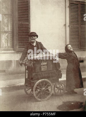 Anglais : Orgue de Barbarie, un de Eugène Atget's (mort en 1927) La plupart des célèbres photographies. Prises de Paris. vers 1898 13 Atget orgue de barbarie Banque D'Images