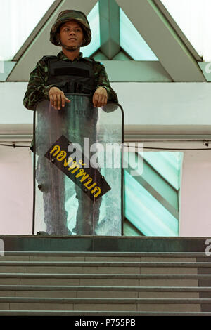 Un soldat thaïlandais gardant entrée de station du skytrain au cours de coup d'État militaire, Bangkok, Thaïlande Banque D'Images