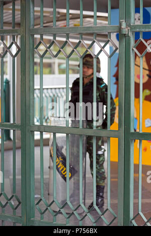 Un soldat thaïlandais en tenue de garder l'entrée de la station de métro aérien au cours de coup d'État militaire, Bangkok, Thaïlande Banque D'Images