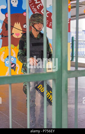 Un soldat thaïlandais en tenue de garder l'entrée de la station de métro aérien au cours de coup d'État militaire, Bangkok, Thaïlande Banque D'Images