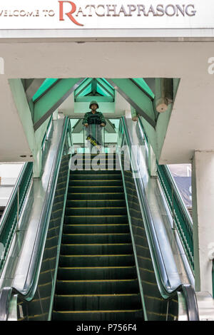 Un soldat thaïlandais gardant entrée de station du skytrain au cours de coup d'État militaire, Bangkok, Thaïlande Banque D'Images