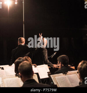 MECHANICSBURG, PA (fév. 23, 2016) Musicien Chris Première Classe DeChiara et chef des chantres Stacy Loggins effectuer comme solistes à Cumberland Valley High School's Performing Arts Center à Mechanicsburg, Pa. la U.S. Navy Band est sur un 25-day tour du nord-est des États-Unis. Banque D'Images