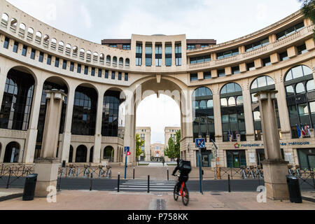 Montpellier, France. Le Montpellier Mediterranee Metropole, l'un des bâtiments du quartier Antigone, à la place du Millenaire Banque D'Images