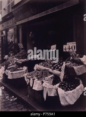 Anglais : Fruit shop au 124, rue Mouffetard à Paris en 1910. Photo par Eugène Atget . Prises en 1910 125 Fruitier rue Mouffetard Banque D'Images
