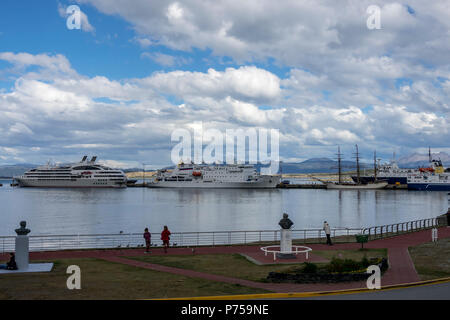 Les navires à destination de l'Antarctique au quai à Ushuaia, Argentine Banque D'Images