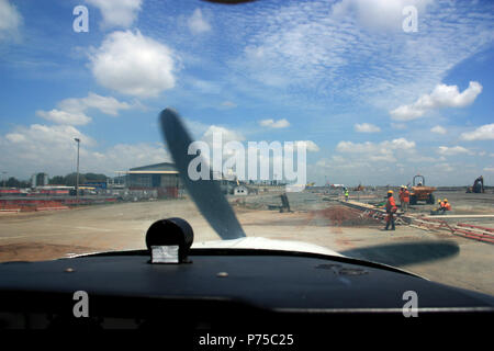 Travaux de construction de style africain sur la voie de circulation à l'aéroport international de Kotoka à Accra au Ghana Banque D'Images