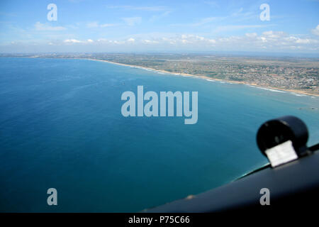 Bateaux de pêche au large de la côte du Ghana, vu depuis le cockpit d'un avion Banque D'Images