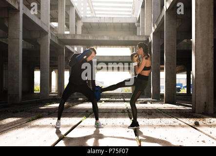 Jeune couple de coup de l'exercice dans un vieux bâtiment abandonné Banque D'Images