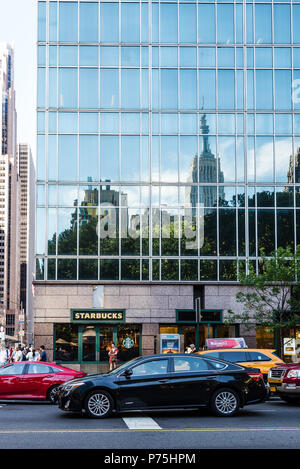 La ville de New York, USA - 20 juin 2018 : scène de rue à corner de Bryant Park à New York. Banque D'Images