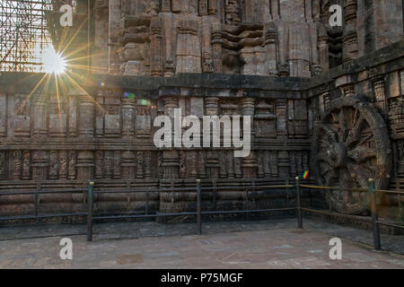 L'image de la roue de chariot en mouvement à Konark Temple du Soleil à Odisha, Inde Banque D'Images