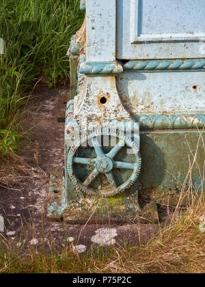 Une roue sur le réservoir de Brechin, piédestal commémoratif à l'avant pied de ce monument de métal à l'entrée dans le réservoir de Brechin, Angus, Scotland Banque D'Images