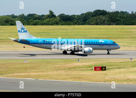 KLM Cityhopper Embraer 190 prêt au décollage à l'aéroport de Birmingham, UK (PH-EXA) Banque D'Images