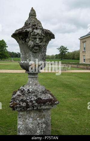 Restauration et boissons Festival Althorp Northamptonshire vue vues bol vieux visage moustache jardin maison pot arbres promenade art jardinier statue maison pelouse Banque D'Images