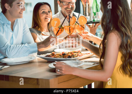 Beautiful woman toasting avec son petit ami et ses meilleurs amis Banque D'Images