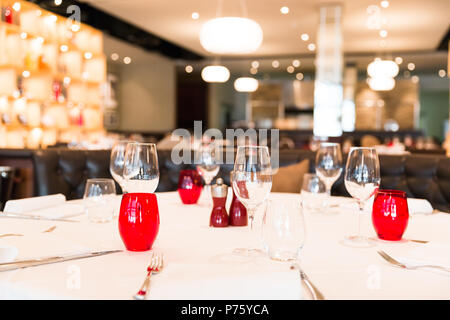 Table ronde avec restaurant rouge, blanc et brun Décoration Banque D'Images