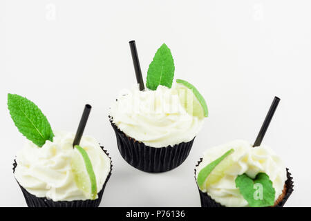 Plusieurs Cupcakes isolé sur fond blanc Banque D'Images