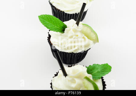 Plusieurs Cupcakes isolé sur fond blanc Banque D'Images