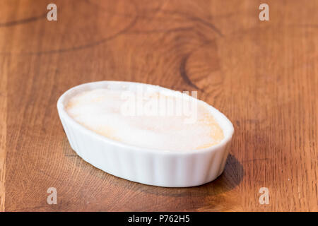 Crème catalane sur table en bois dans la région de white bowl Banque D'Images