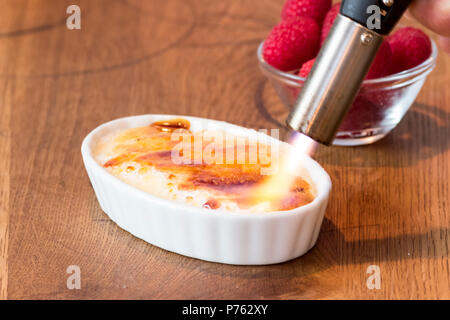 Crème catalane sur table en bois en blanc bol à fruits rouge Banque D'Images
