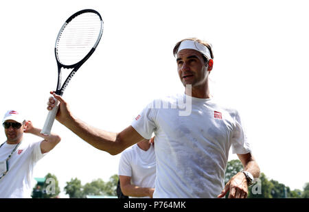 Roger Federer lors d'une session pratique sur le court 4 sur la troisième journée du tournoi de Wimbledon à l'All England Lawn Tennis et croquet Club, Wimbledon. Banque D'Images