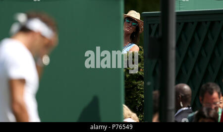 Un spectateur regarde Roger Federer lors d'une session pratique sur le court 4 sur la troisième journée du tournoi de Wimbledon à l'All England Lawn Tennis et croquet Club, Wimbledon. Banque D'Images