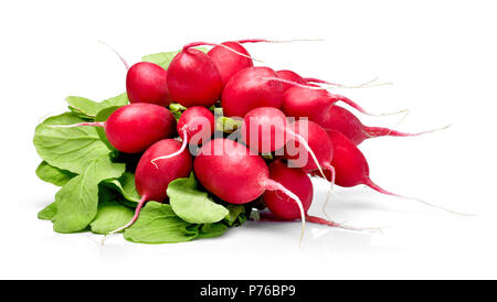 Radis mûrs bundle, isolé sur fond blanc. Le radis rose ou rouge avec des feuilles vertes, salade de légumes. Banque D'Images