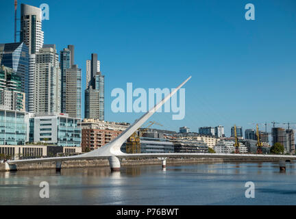 El Puente de la Mujer, ou pont de la femme, Puerto Madero, Buenos Aires, Argentine Banque D'Images