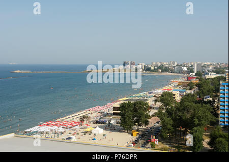 Constanta, Roumanie - le 4 juillet 2012 : vue panoramique sur la côte de la mer Noire de Mamaia resort avec des plages de sable. Banque D'Images