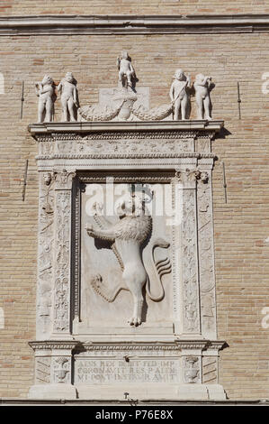 Détails de l'architecture, des bâtiments historiques de l'Italie. Des murs en pierre et masque. Castelli di Jesi. Des marches. Banque D'Images