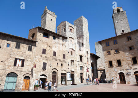 Légèrement en pente vers le bas, la citerne square de San Gimignano (Toscane) est entouré de résidences austère datant du 13 ème siècle et 14 ème. Banque D'Images