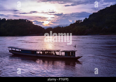 Petit tour des croisières en bateau le long de la rivière du Mékong à Luang Prabang, Laos, pendant le coucher du soleil du soir Banque D'Images