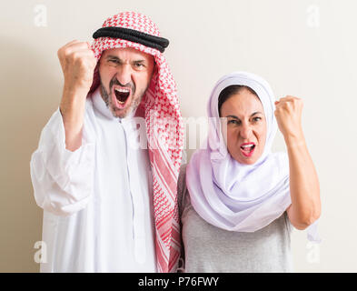 L'âge moyen arabe couple, femme et homme contrarié et frustré de crier avec colère, fou et hurlant de main levée, la colère concept Banque D'Images