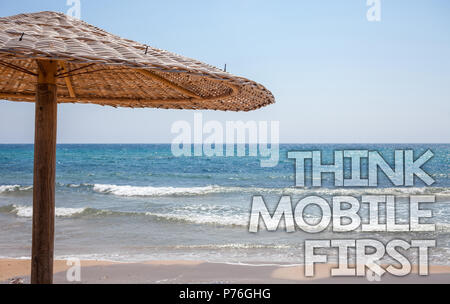 Texte de l'écriture écrit Penser mobile d'abord. Poche sens concept cible marketing conçoit des téléphones portables première plage Bleu Paille de chaume de l'eau U Banque D'Images