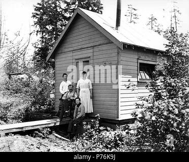 . Anglais : famille à l'extérieur d'une maison, probablement près de Aberdeen, ca. 1920 . Anglais : PH Coll 516,636 Aberdeen est une ville dans la région de Grays Harbor (anciennement appelé Olympia) Comté. La ville était par Samuel chormé Benn en 1884 sur sa ferme. Benn est né à New York en 1856, il est venu à San Francisco. Trois ans plus tard, il déménage à Washington et se sont installés sur le territoire de la rivière Chehalis. Il existe deux théories quant à la façon dont il a obtenu son nom. Certains disent qu'elle résultait du fait que l'Aberdeen Packing Company de Fez a établi une conserverie en jours tôt de l'homestead Benn. D'autres disent que le nom a été sugg Banque D'Images