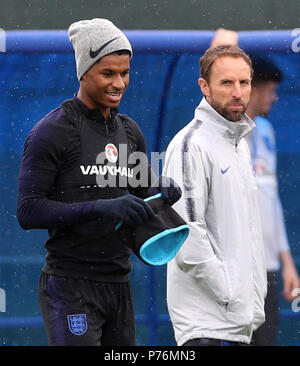 L'Angleterre Marcus Rashford (à gauche) et manager Gareth Southgate au cours de la séance de formation au Spartak Moscow Stadium. Banque D'Images