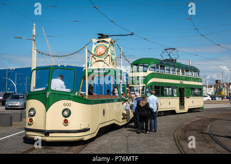 Les passagers d'un tram à Blackpool Banque D'Images