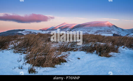 Le soleil d'hiver trouver le Lakeland de pics au-dessus de Skiddaw Keswick. Image prise près de Tewet tarn Banque D'Images