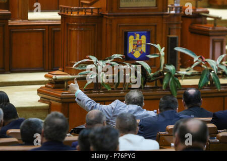 BUCAREST, ROUMANIE - le 4 juillet 2018 : Le lider d'un groupe parlementaire des signaux à son coleagues comment voter lors d'un débat concernant la modification d'une loi Banque D'Images